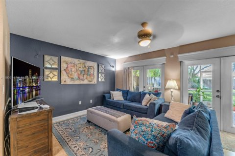 Villa ou maison à vendre à Cutler Bay, Floride: 4 chambres, 172.98 m2 № 1956990 - photo 12