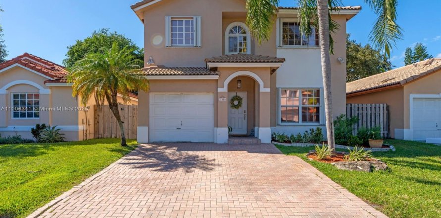 Villa ou maison à Cutler Bay, Floride 4 chambres, 172.98 m2 № 1956990