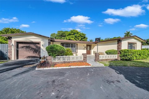 Купить виллу или дом в Плантация, Флорида 3 спальни, 199.18м2, № 1990256 - фото 1