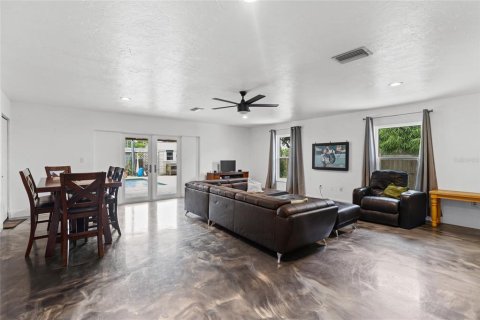 House in Bradenton, Florida 3 bedrooms, 198.25 sq.m. № 2258735 - photo 18