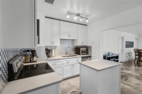 House in Bradenton, Florida 3 bedrooms, 198.25 sq.m. № 2258735 - photo 9