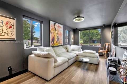 Снять в аренду виллу или дом в Окленд-Парк, Флорида 3 спальни, 154.22м2, № 1982881 - фото 8