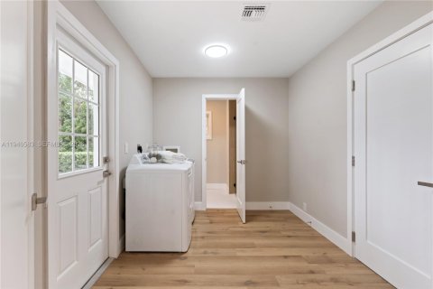 House in Vero Beach, Florida 4 bedrooms, 306.3 sq.m. № 2002818 - photo 17