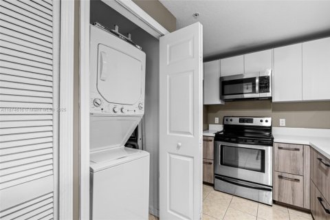 Condominio en alquiler en Miami, Florida, 3 dormitorios, 113.71 m2 № 1922874 - foto 7