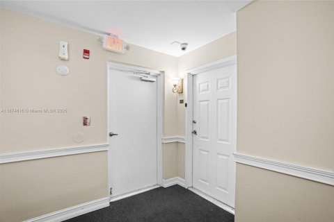 Condo in Miami, Florida, 3 bedrooms  № 1922874 - photo 17