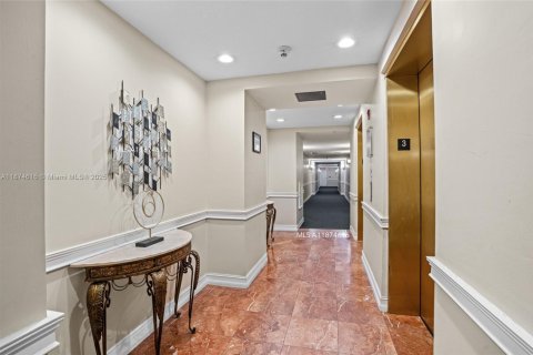 Condominio en alquiler en Miami, Florida, 3 dormitorios, 113.71 m2 № 1922874 - foto 19