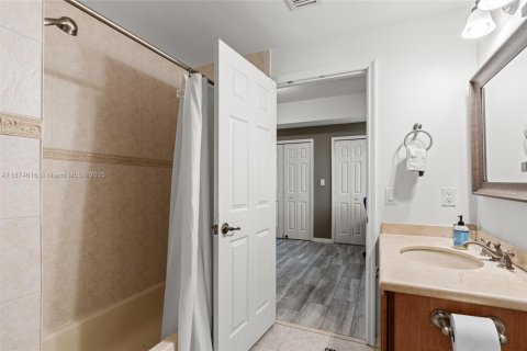 Condominio en alquiler en Miami, Florida, 3 dormitorios, 113.71 m2 № 1922874 - foto 12