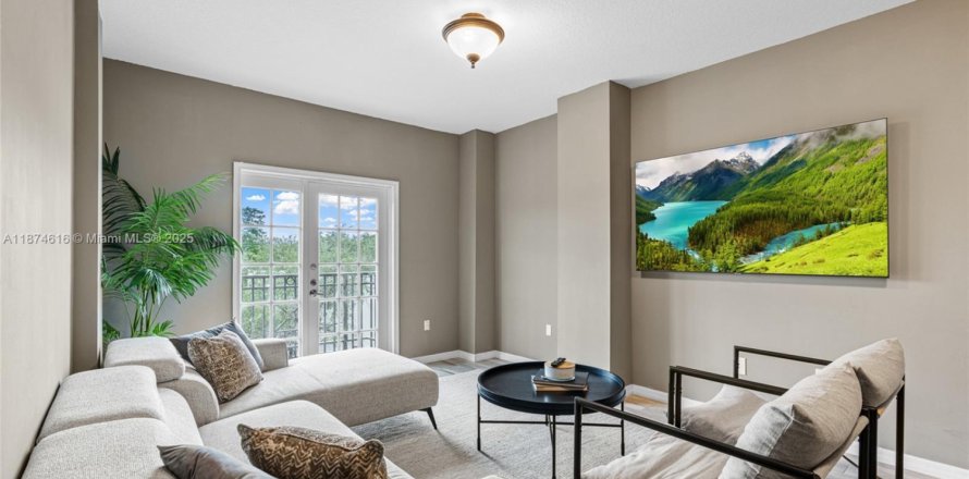 Condominio en Miami, Florida, 3 dormitorios № 1922874