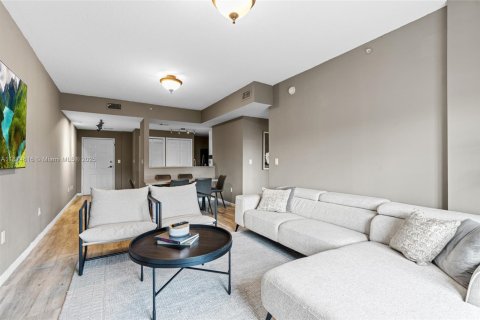 Condominio en alquiler en Miami, Florida, 3 dormitorios, 113.71 m2 № 1922874 - foto 2