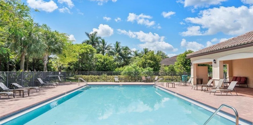 House in Tamarac, Florida 3 bedrooms, 145.02 sq.m. № 805565