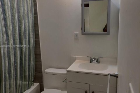 Снять в аренду квартиру в Майами, Флорида 1 спальня, 212.1м2, № 2005880 - фото 2