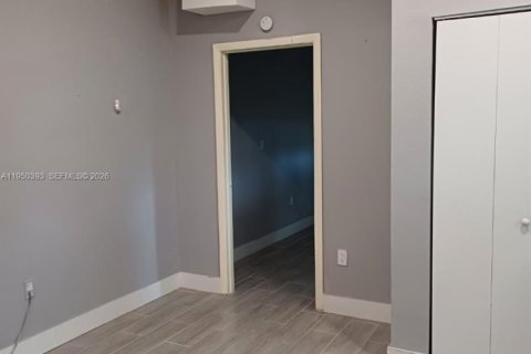 Снять в аренду квартиру в Майами, Флорида 1 спальня, 212.1м2, № 2005880 - фото 3