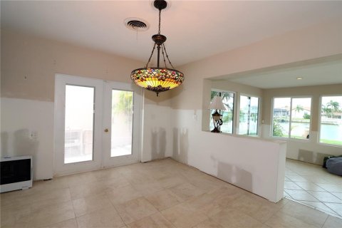 House in Treasure Island, Florida 3 bedrooms, 181.07 sq.m. № 1877299 - photo 5