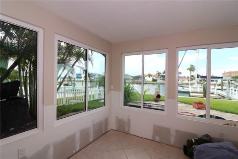 House in Treasure Island, Florida 3 bedrooms, 181.07 sq.m. № 1877299 - photo 4