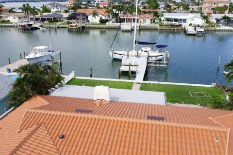 House in Treasure Island, Florida 3 bedrooms, 181.07 sq.m. № 1877299 - photo 14