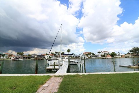 House in Treasure Island, Florida 3 bedrooms, 181.07 sq.m. № 1877299 - photo 11