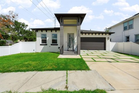 House in Tampa, Florida 3 bedrooms, 179.95 sq.m. № 2373394
