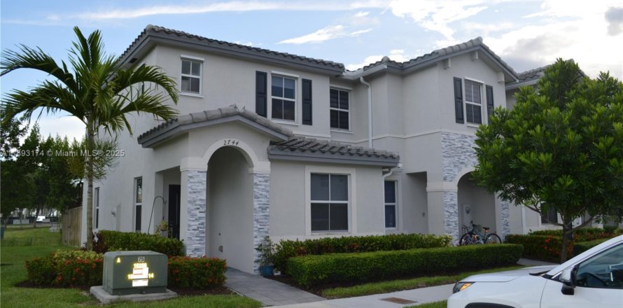 Townhouse in Homestead, Florida 3 bedrooms, 123.37 sq.m. № 1946786