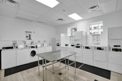 Condo in Miami Beach, Florida, 2 bedrooms № 2154826 - photo 16