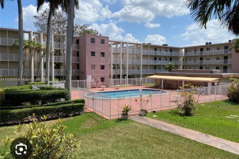 Copropriété à vendre à Lauderhill, Floride: 2 chambres, 89.09 m2 № 1942819 - photo 1