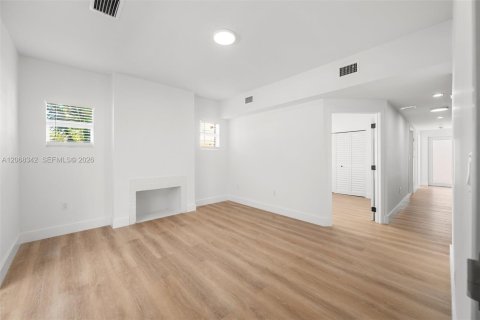 Propiedad comercial en venta en Miami, Florida, 327.76 m2 № 2339876 - foto 8