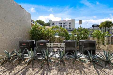 Propiedad comercial en venta en Miami, Florida, 327.76 m2 № 2339876 - foto 24