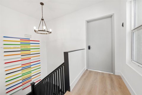 Propiedad comercial en venta en Miami, Florida, 327.76 m2 № 2339876 - foto 5