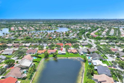 Casa en venta en Pembroke Pines, Florida, 3 dormitorios, 177.72 m2 № 1768356 - foto 3