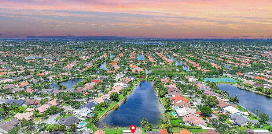 Casa en Pembroke Pines, Florida 3 dormitorios, 177.72 m2 № 1768356