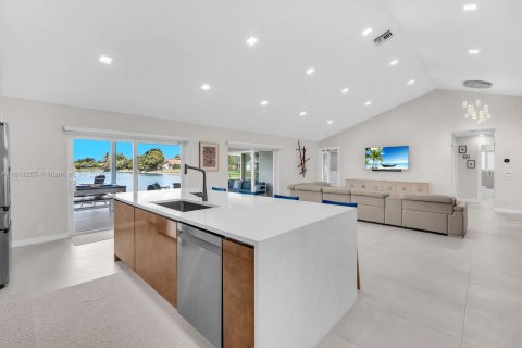 Casa en venta en Pembroke Pines, Florida, 3 dormitorios, 177.72 m2 № 1768356 - foto 17