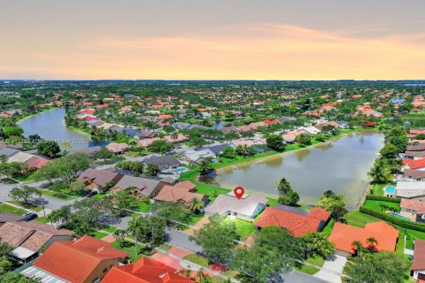 Casa en venta en Pembroke Pines, Florida, 3 dormitorios, 177.72 m2 № 1768356 - foto 2