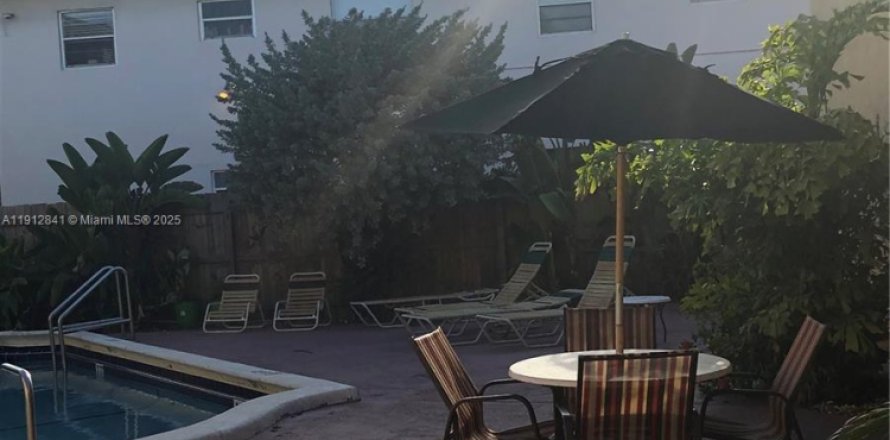 Кондоминиум с 1 спальней в Окленд-Парк, Флорида № 1969141