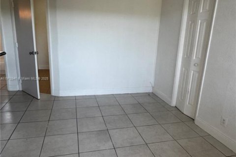 Снять в аренду кондоминиум в Окленд-Парк, Флорида 1 спальня, 38.28м2, № 1969141 - фото 2