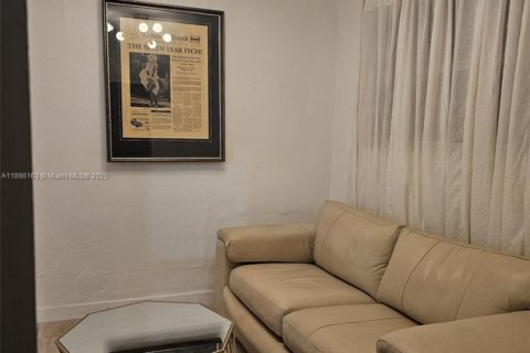 Купить виллу или дом в Майами-Бич, Флорида 3 спальни, 151.43м2, № 2080219 - фото 17