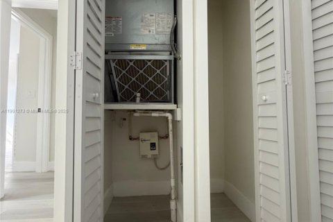 Casa en venta en Hialeah, Florida, 3 dormitorios, 108.14 m2 № 1951669 - foto 16