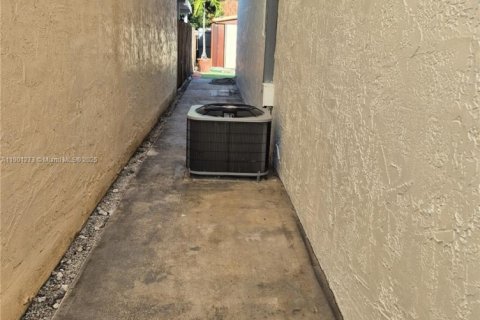 Villa ou maison à vendre à Hialeah, Floride: 3 chambres, 108.14 m2 № 1951669 - photo 12