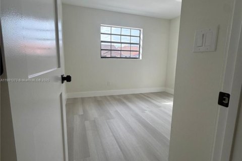 Casa en venta en Hialeah, Florida, 3 dormitorios, 108.14 m2 № 1951669 - foto 17