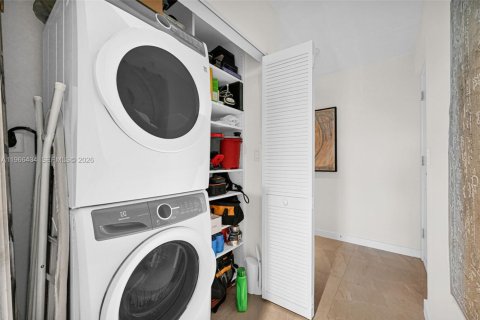 Condo in Deerfield Beach, Florida, 2 bedrooms  № 2045970 - photo 27