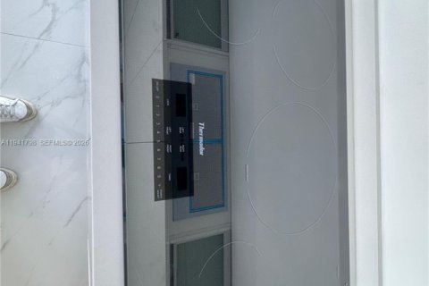 Copropriété à louer à Miami, Floride: 5 chambres, 240.06 m2 № 1999083 - photo 5