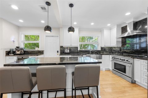 House in Hollywood, Florida 3 bedrooms, 161.09 sq.m. № 1891621 - photo 17