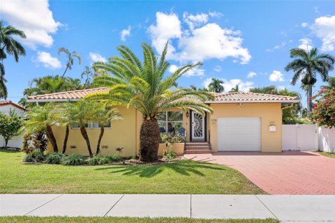 House in Hollywood, Florida 3 bedrooms, 161.09 sq.m. № 1891621 - photo 1