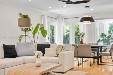 House in Hollywood, Florida 3 bedrooms, 161.09 sq.m. № 1891621 - photo 8