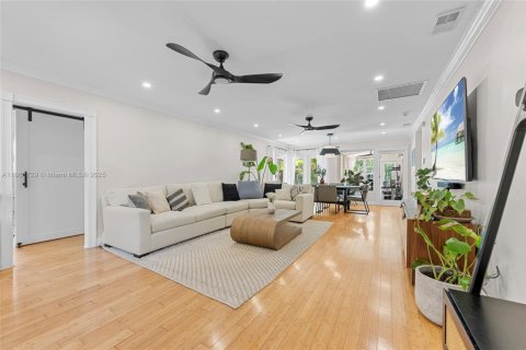House in Hollywood, Florida 3 bedrooms, 161.09 sq.m. № 1891621 - photo 4