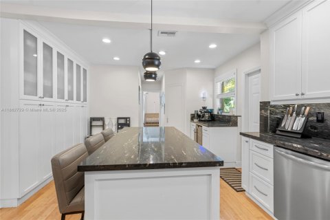 House in Hollywood, Florida 3 bedrooms, 161.09 sq.m. № 1891621 - photo 24