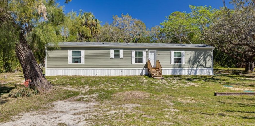 Commercial property in Hudson, Florida 3 bedrooms, 102.19 sq.m. № 1648753