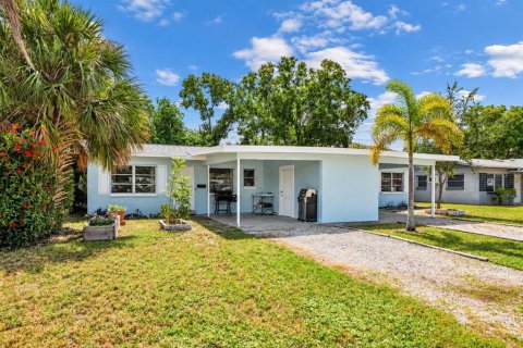 Commercial property in Saint Petersburg, Florida 4 bedrooms, 144.93 sq.m. № 2399042 - photo 2