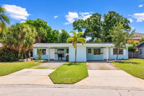 Commercial property in Saint Petersburg, Florida 4 bedrooms, 144.93 sq.m. № 2399042 - photo 4