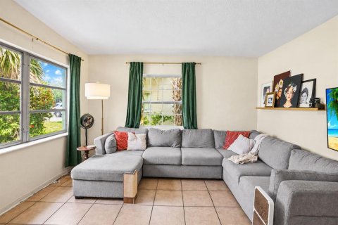 Commercial property in Saint Petersburg, Florida 4 bedrooms, 144.93 sq.m. № 2399042 - photo 9