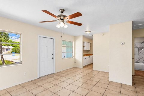 Commercial property in Saint Petersburg, Florida 4 bedrooms, 144.93 sq.m. № 2399042 - photo 26