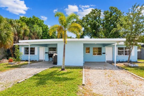 Commercial property in Saint Petersburg, Florida 4 bedrooms, 144.93 sq.m. № 2399042